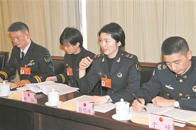 两会军队代表委员履职尽责建言献策影像